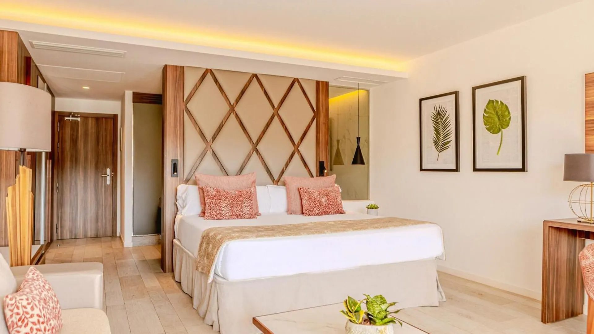***** Aparthotel Zafiro Palace Palmanova Spain